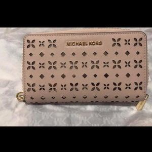 Michael Kors Wristlet✨